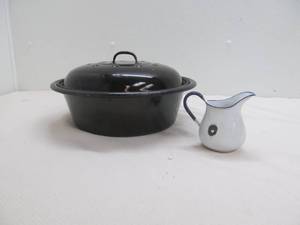lot 32 image: enamel dish set, gravy dish