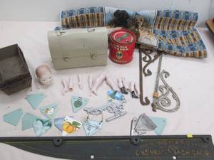 lot 112 image: Variety of dcor