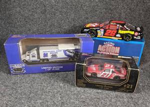 lot 421 image: Lot of 3 Adult Collectable Vehicles