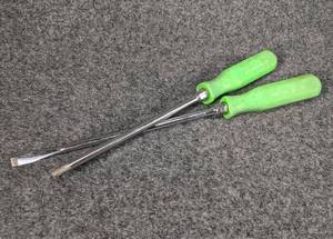 lot 236 image: MAC TOOLS  8 #4 Phillips Screwdriver and 10 Flathead Screwdriver