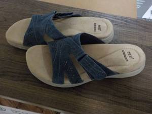 lot 1 image: Earth Origins size 7 blue sandals n...