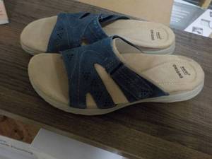 lot 3 image: Earth Origins size 9 blue sandals n...
