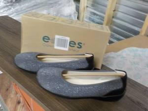 lot 20 image: Ezies size 7 joyful grey shim shoes...