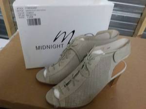 lot 33 image: Midnight Velvet size 12M cement dia...