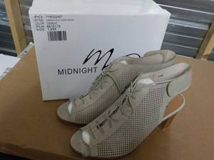 lot 34 image: Midnight Velvet size 12M cement dia...