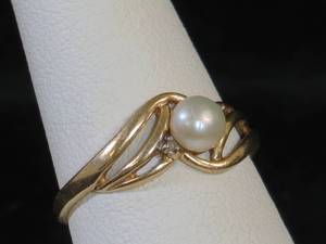 10K Yellow Gold Ring - Pearl and Diamond