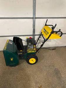 lot 100 image: Yard Man 5.5 HP 22 Electric Start Two Stage 12 Propeller