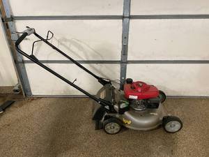 lot 102 image: Honda Lawnmower