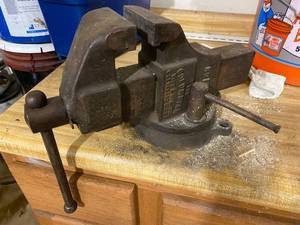 lot 105 image: Columbian Bench Vice