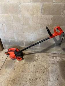 lot 113 image: Black & Decker Edge Hog Edger
