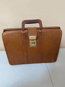 lot 181 image: Vintage Mens Leather Coach Top Handle Briefcase