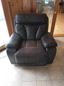 lot 18 image: Leather Electric Reclining Chair