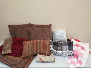 lot 24 image: Miscellaneous Linens