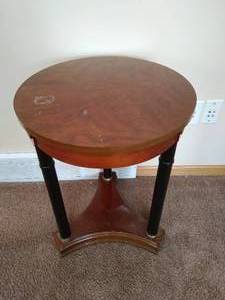 lot 20 image: The Bombay Company Round Wooden End Table
