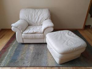 lot 7 image: Natuzzi Leather Chair & Ottoman