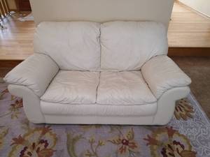 lot 9 image: Natuzzi Leather Loveseat