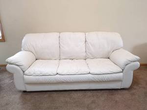 lot 8 image: Natuzzi Leather Couch
