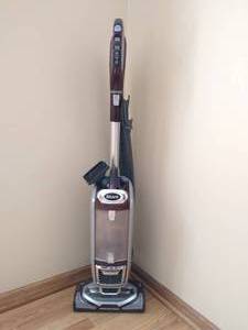lot 14 image: Shark Pet Vacuum
