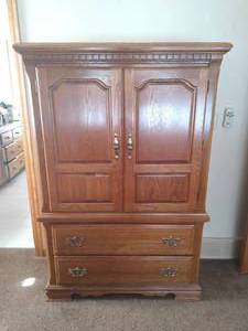 lot 198 image: Bassett Armoire