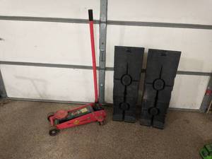 lot 311 image: Allied Three Ton Jack  With Car Ramps