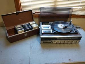 lot 330 image: AMFM Stereo With 8 Tracks