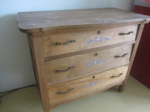 lot 2 image: Antique Dresser