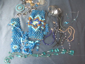 lot 12 image: Jewelry