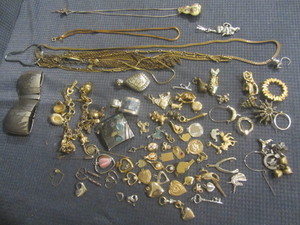 lot 110 image: Costume Jewelry