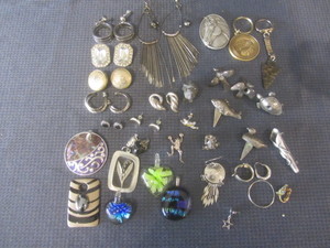 lot 138 image: Costume Jewelry