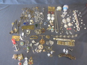 lot 153 image: Vintage Costume Jewelry