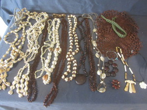 lot 173 image: Necklaces, Bracelets, Hangers, Doilies