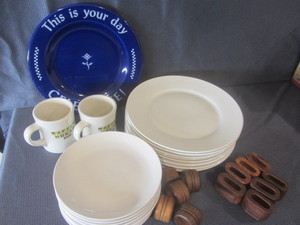 lot 186 image: Dinnerware with Pampered Chef