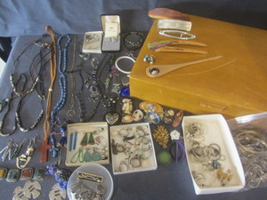 lot 187 image: Wooden Box, Jewelry
