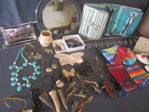 lot 195 image: Jewelry, Dresser Items