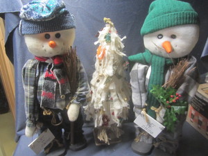 lot 280 image: Cloth Snowmen, Rag Tree