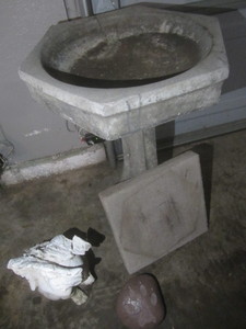 lot 324 image: Cement Bird Bath, Garden Dcor