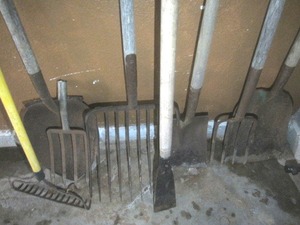 lot 327 image: Garden Tools