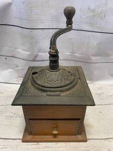 Antique Hand Crank Grinder�