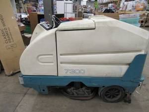 lot 11 image: Tennant 7300 Floor ScrubberVacuumCleaner - Bad Battery