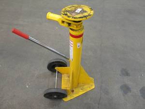 lot 19 image: Yellow U-Line Trailer Stabilizing Jack - 50 Ton (100,000 lbs)