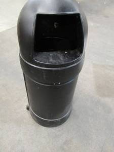 lot 56 image: Continental 1425 Round Top 24 Gallon Trash Can
