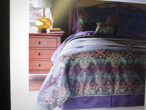 lot 9 image: Ombre Jacquard 10-Piece Bed Set Que...