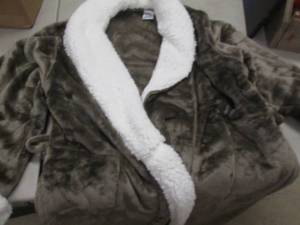 lot 33 image: Medium Plush Robe no belt...