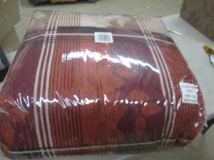 lot 78 image: King Comforter ...