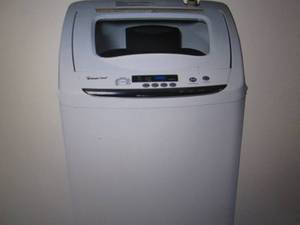 lot 182 image: Magic Chef White  0.9 cu. ft. Compa...