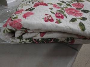 lot 199 image: 90x96 inch Reversible Bed Quilt Ret...