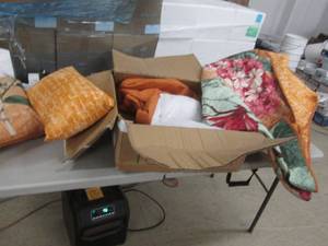 lot 201 image: King Bedding Set- bedspread, 2 pill...