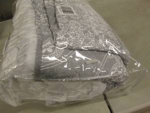 lot 206 image: 108x92 inch Bed Comforter open pkg ...