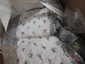 lot 208 image: Jessica Simpson King Quilt open pkg...
