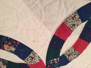 lot 5 image: Decorative Quilt
